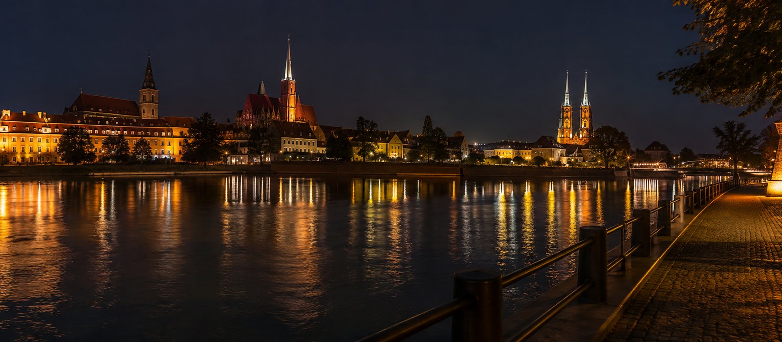 Odra we Wrocławiu nocą, cegła i sodowe światła, bez sylwetki San Francisco